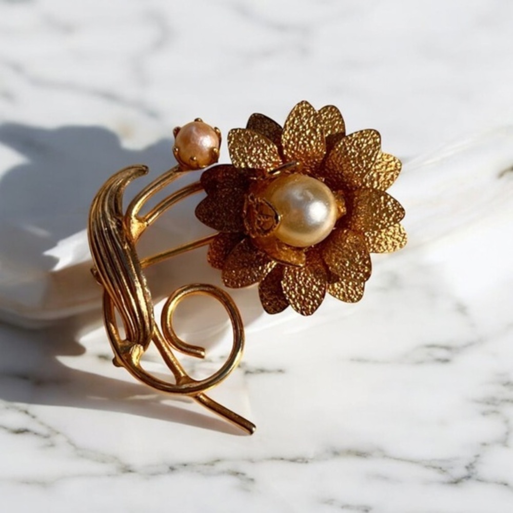 Vintage pearls flower brooch gold tone pin